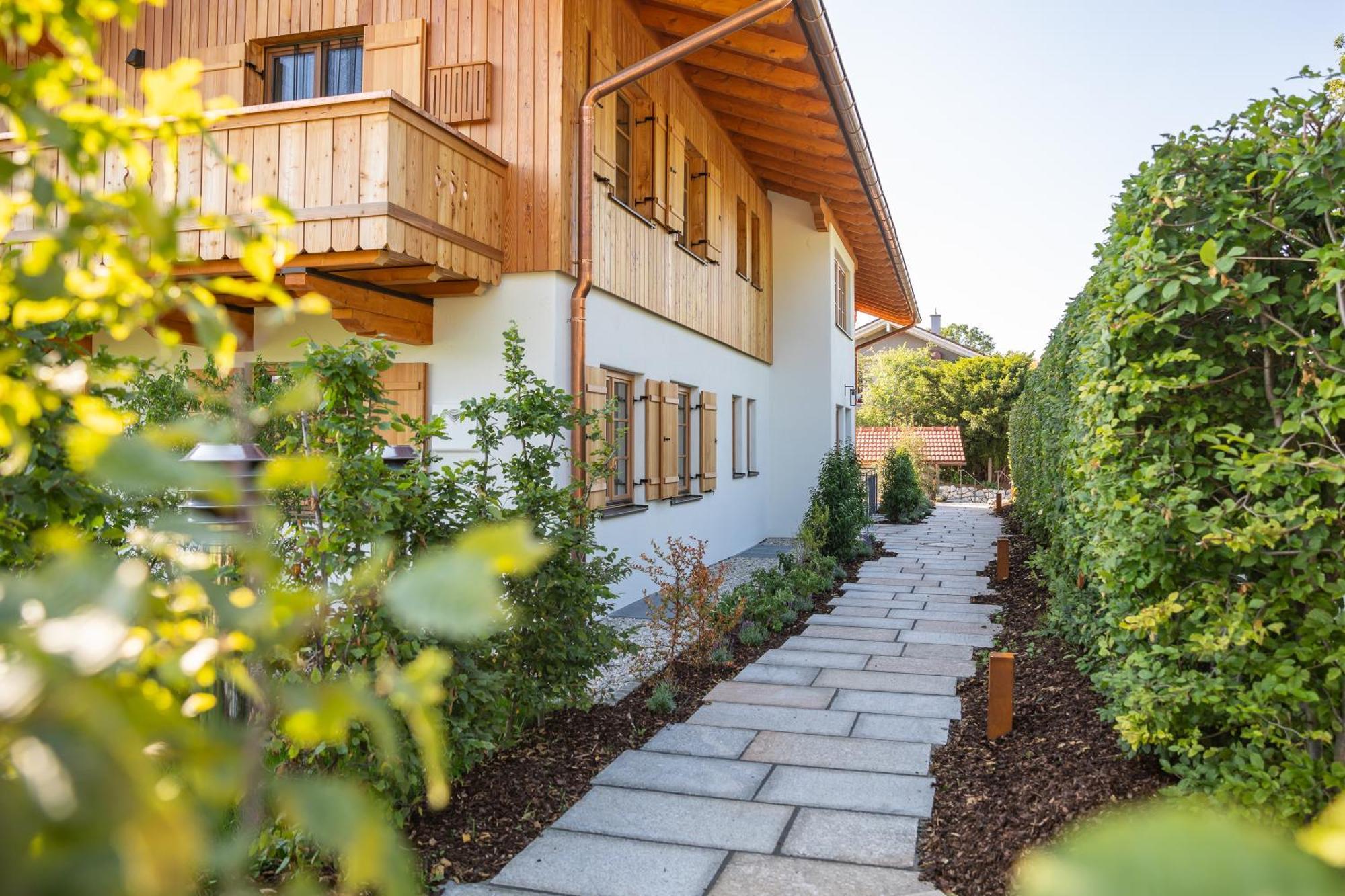 Graf Chiemo Suites - Direkt Am Chiemsee Mit Separatem Seezugang Chieming Exterior photo